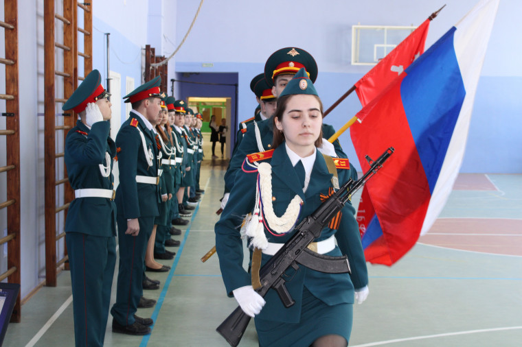 Вынос флага Российской Федерации и копии Знамени Победы.